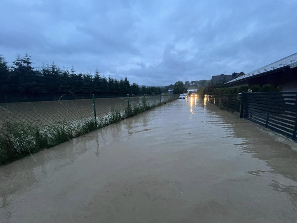 Intensywne deszcze nad Małopolską. Zalane ulice i masa podtopień. Strażacy wyjeżdżali co chwilę [ZDJĘCIA]. 
