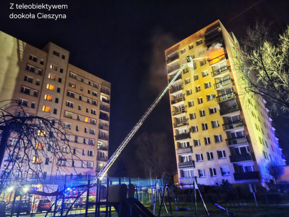 Nocny pożar wieżowca w Cieszynie. Ogień pojawił się na 8. piętrze. Ewakuowano mieszkańców