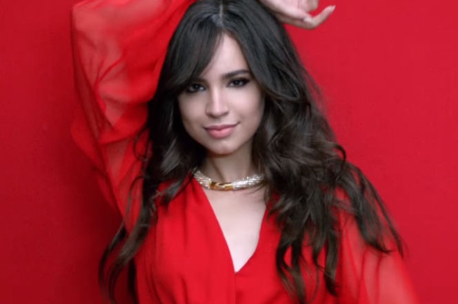 Hit lata 2016 - Sofia Carson: kim jest aktorka? Posłuchajcie jej Love Is The Name!
