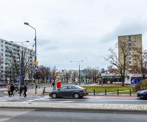 Miejsce po zdemontowanym stelażu reklamowym na rogu ul. Anielewicza i al. Jana Pawła II w Warszawie