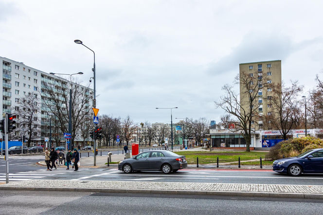 Miejsce po zdemontowanym stelażu reklamowym na rogu ul. Anielewicza i al. Jana Pawła II w Warszawie