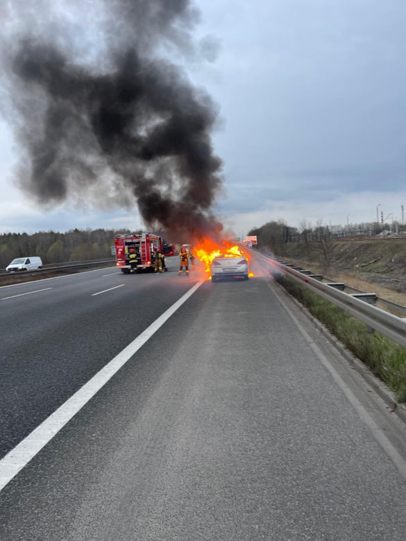Pożar samochodu na A4. Utrudnienia w kierunku Wrocławia
