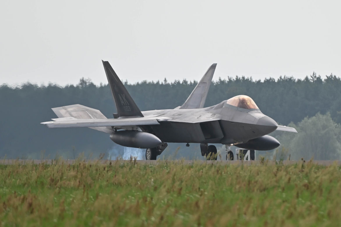 Łódzkie. Już 12 myśliwców F-22 Raptor stacjonuje w Łasku!