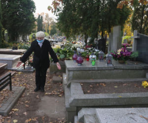 Ukradli mi ławkę! Dramat Pani Ewy na cmentarzu Bródnowskim 