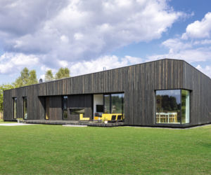 Dom z ciemnym, postarzanym drewnem z modrzewia na elewacji