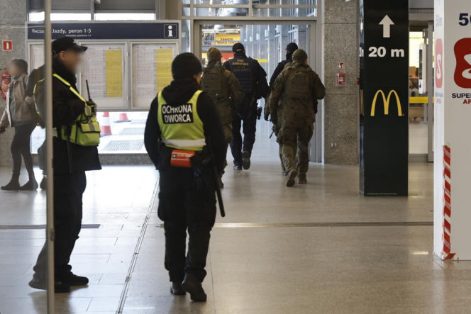 Warszawa. Wojsko na stacjach kolejowych