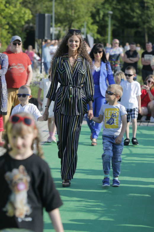 Aktorki, wokalistki i dziennikarki jak zawodowe modelki na evencie "Gwiazdy Dzieciom"