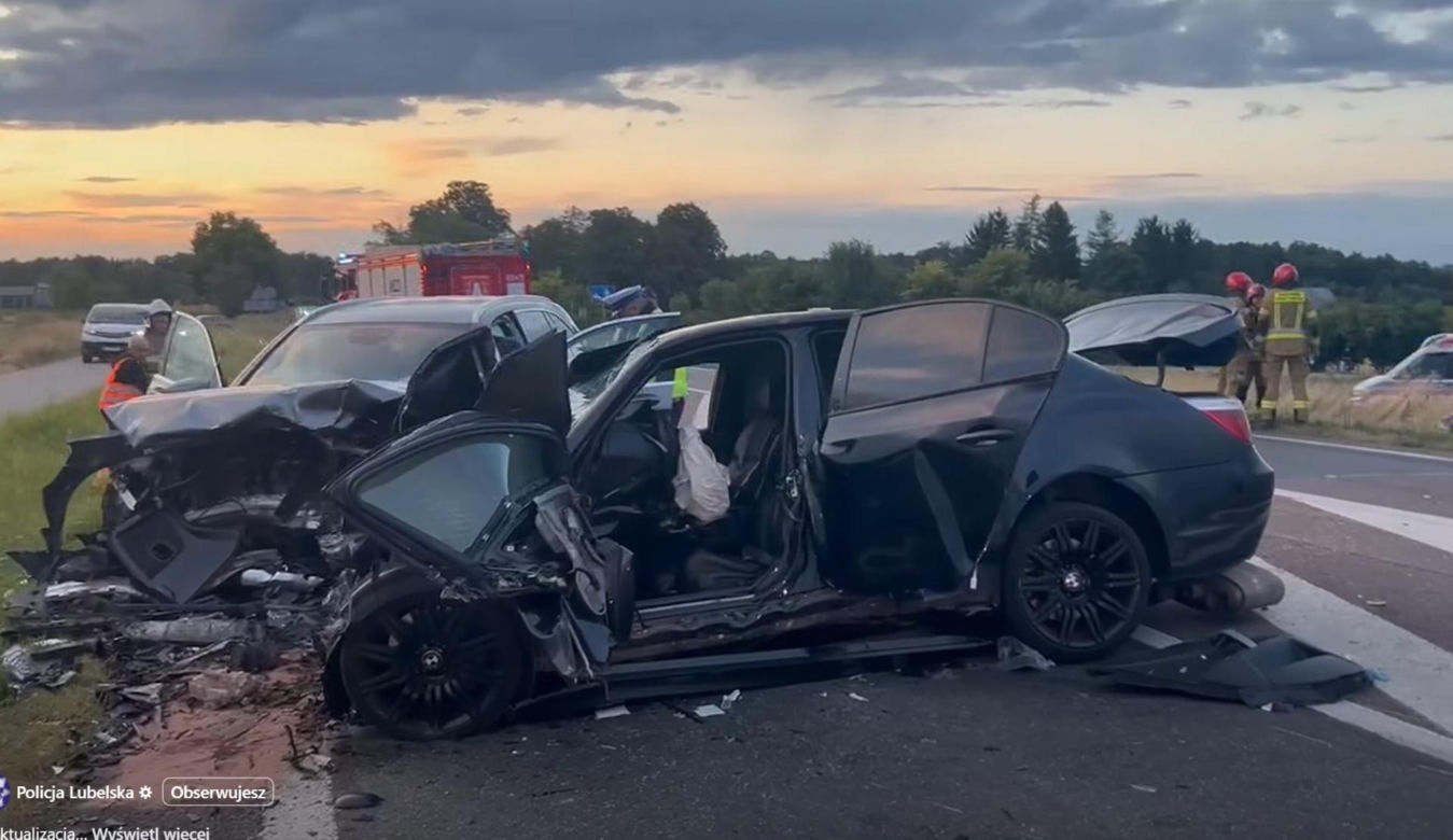 Nie żyje 61-letnia kobieta, kierowca BMW w ciężkim stanie. Tragiczny wypadek na DK 17