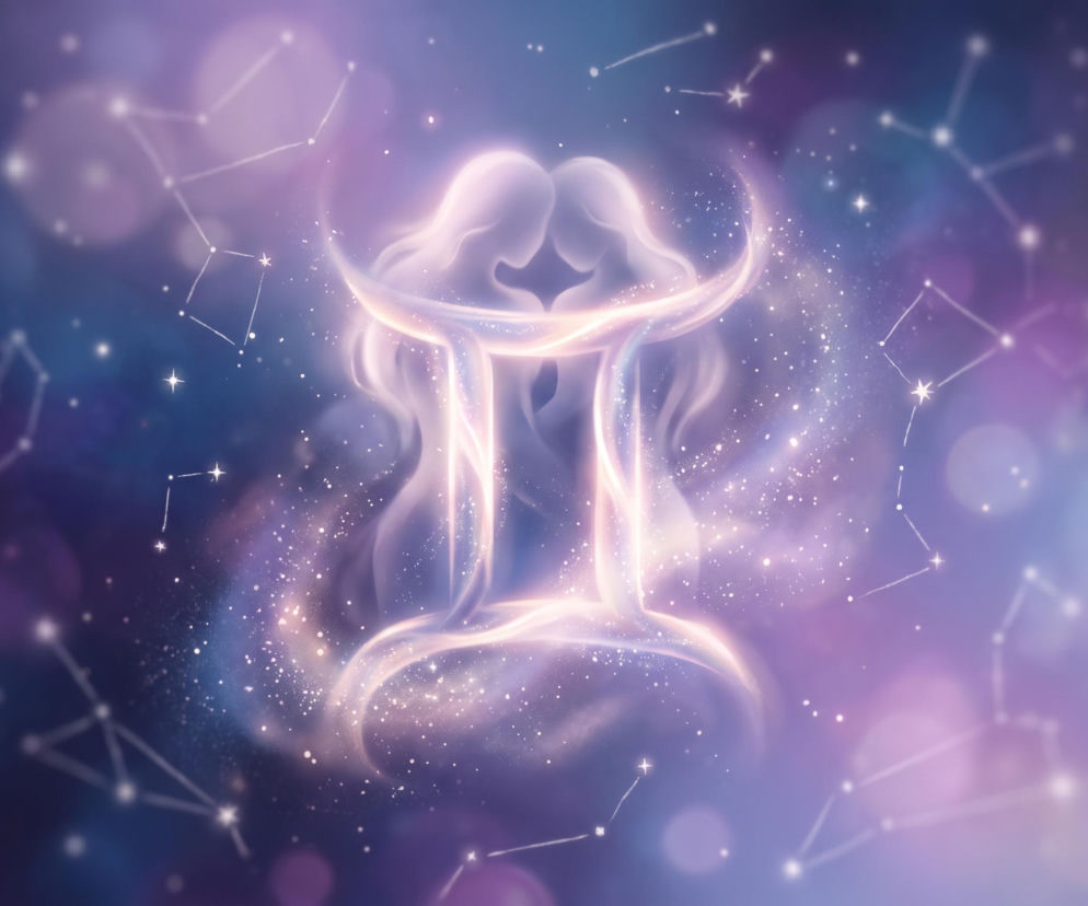 Świecący symbol zodiakalnych Bliźniąt na tle gwieździstego nieba. O horoskopie dla Bliźniąt przeczytasz w Eska.