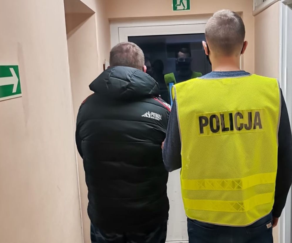 Łódzkie. Przyszedł jako świadek, wyszedł... Z ZARZUTEM. Na komendzie wypadły mu... dealerki z białym proszkiem!