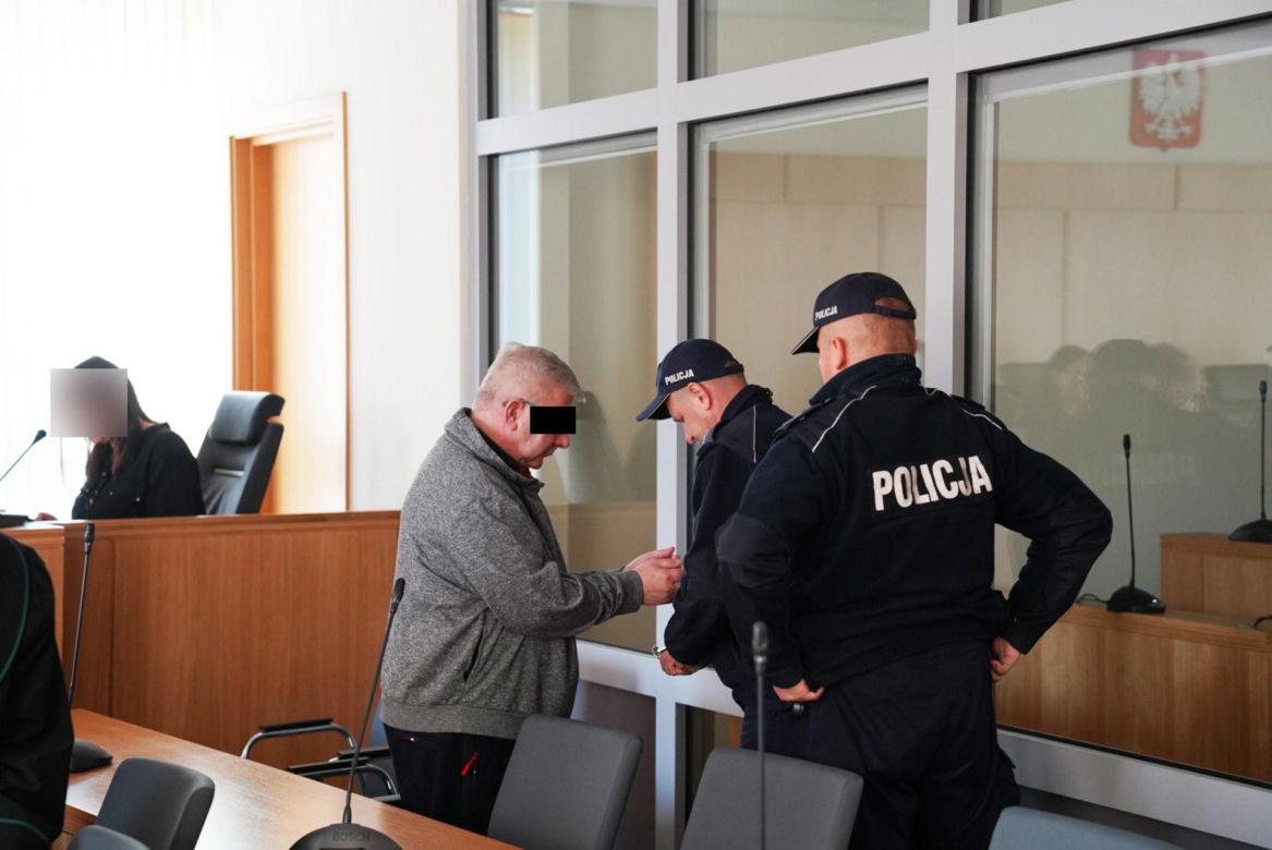 Ksiądz Mirosław porąbał siekierą i podpalił starego znajomego?! W sądzie szok: "mam dziecko"