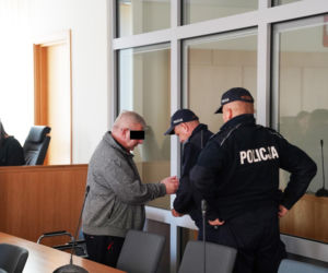 Ksiądz Mirosław porąbał siekierą i podpalił starego znajomego?! W sądzie szok: mam dziecko