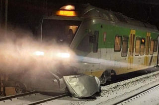 Chrośla: Osobówka zderzyła się z pociągiem, jedna osoba nie żyje. Duże utrudnienia na linii kolejowej Warszawa - Siedlce!