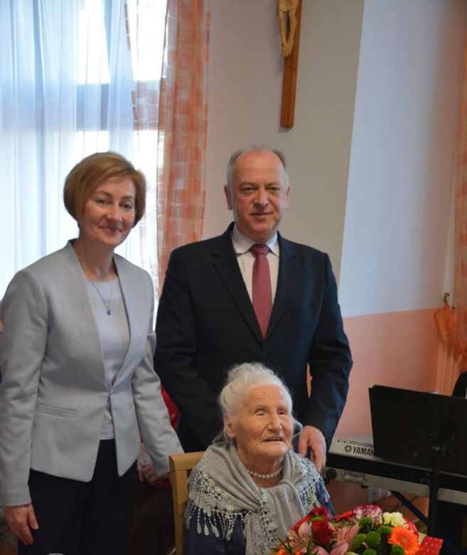 Jest starsza niż polska niepodległość! Na 102. urodziny pani Aniela zatańczyła z wójtem 