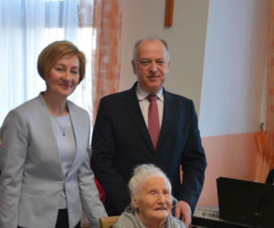 Jest starsza niż polska niepodległość! Na 102. urodziny pani Aniela zatańczyła z wójtem 