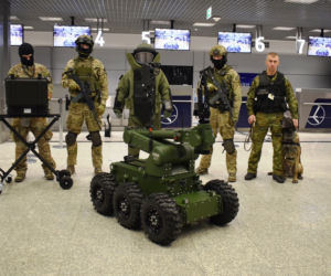 Robot-antyterrorysta na lotnisku w Balicach! Będzie sprawdzał podejrzane pakunki [ZDJĘCIA, AUDIO]
