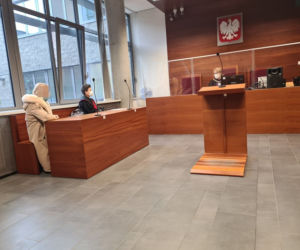 Rzeszów. Ruszył proces policjanta, który robił w hipermarkecie zdjęcia miejsc intymnych kobiecie 