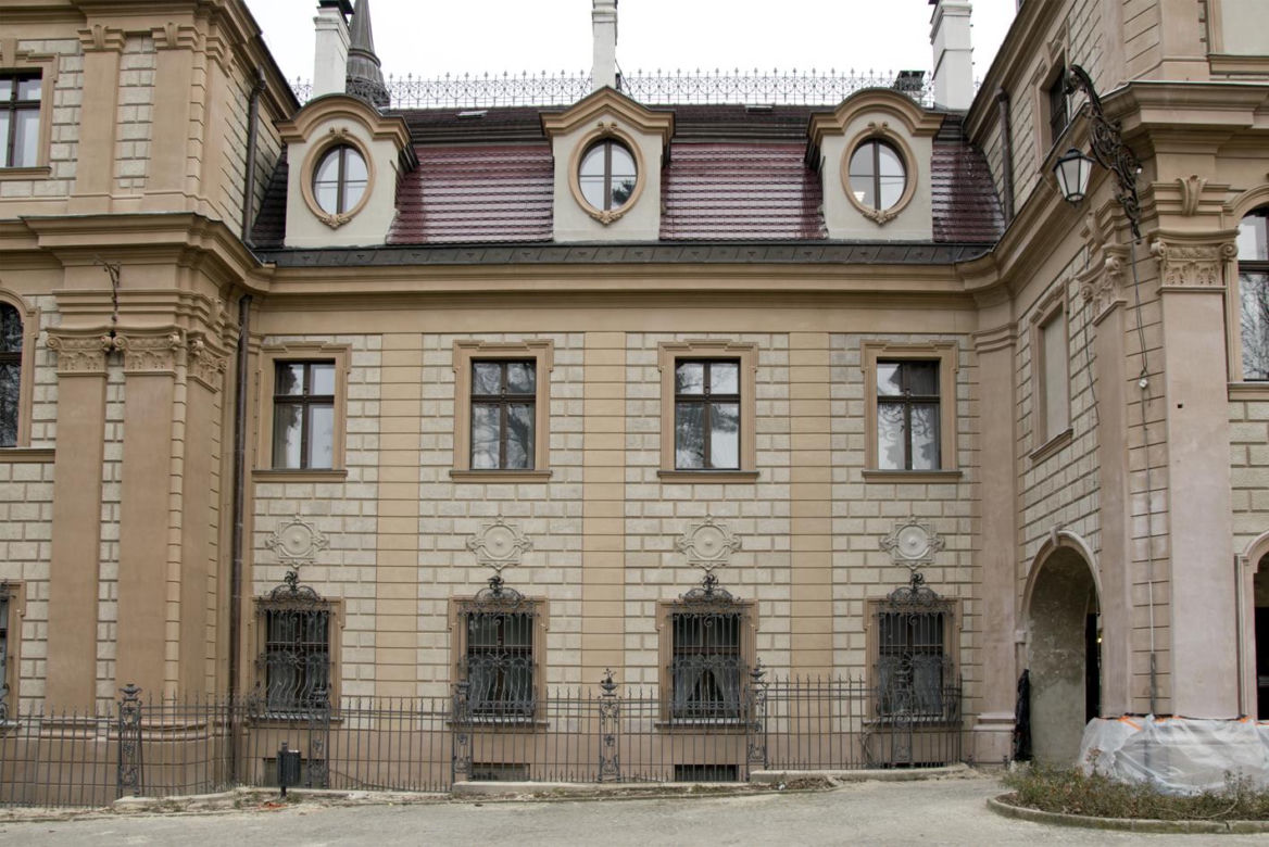 Metamorfoza Zamku w Mosznej. Z sanatorium w bajkowy hotel - tak przez lata zmieniał się jeden z najbardziej czarujących budynków w Polsce