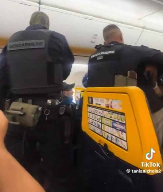 Bijatyka w samolocie! Wieczór kawalerski doprowadził do katastrofy. Zobacz wideo