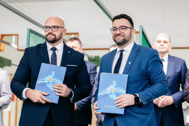 Powiat rzeszowski i łańcucki z porozumieniem o wsparciu w kryzysach. Chodzi o sprzęt, logistykę i ewakuację