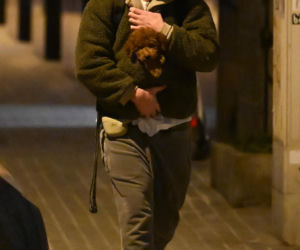 Sebastian Fabijański z pieskiem na spacerze