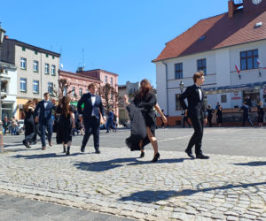 Polonez maturzystów z I LO na rynku w Ostrzeszowie