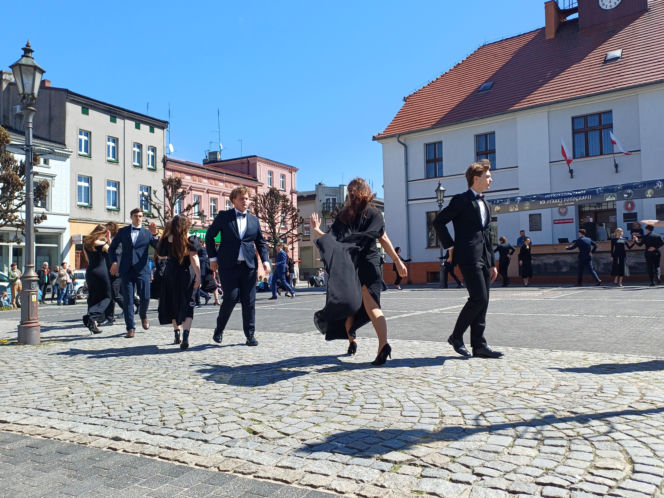 Polonez maturzystów z I LO na rynku w Ostrzeszowie