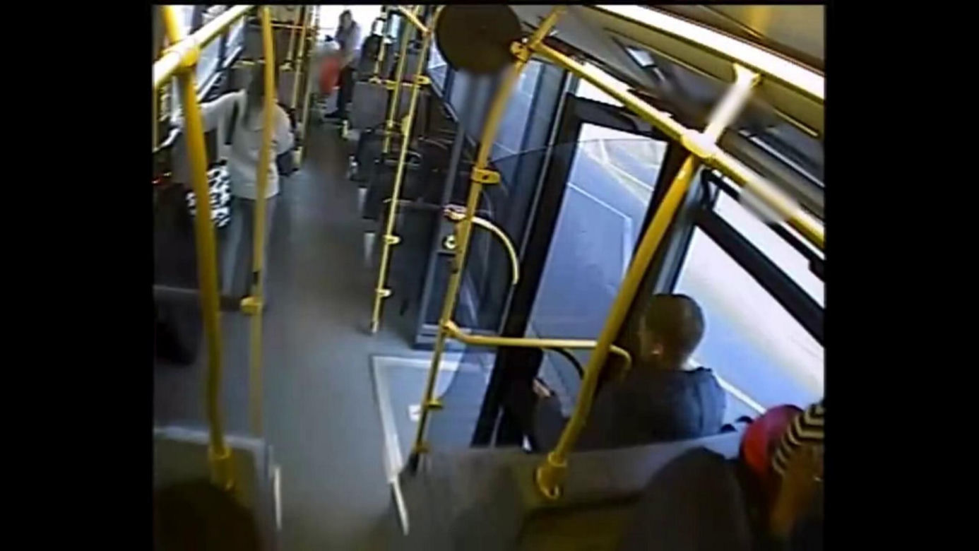Wrocław. 3-latek sam podróżował komunikacją miejską. Pomógł mu kierowca autobusu [ZDJĘCIA].