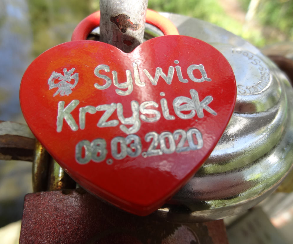 Zobaczcie kłódki miłości na mostku w Lubniewicach. 