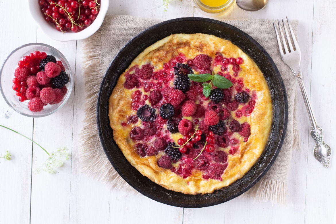 Biorę jajka i sezonowe owoce. Ten pieczony omlet podaję na śniadanie lub deser 