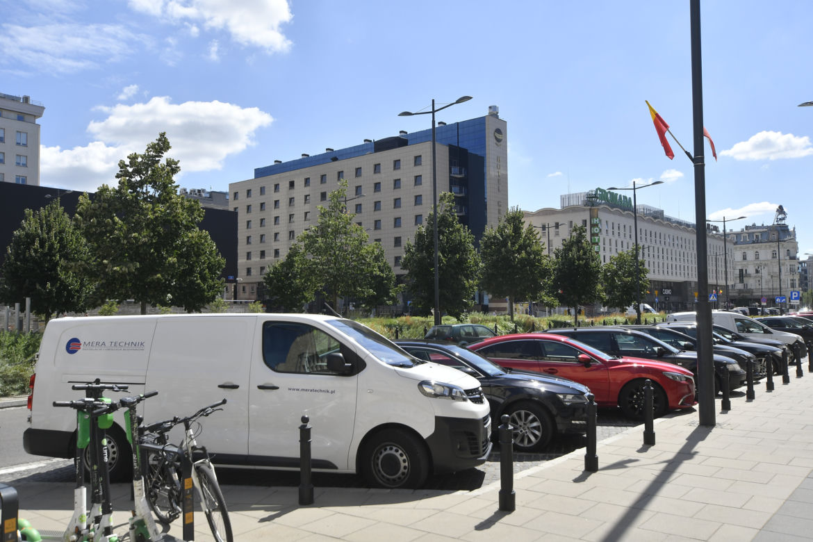 "Parkowanie w Warszawie to makabra!" Lipy opóźniają budowę parkingu podziemnego