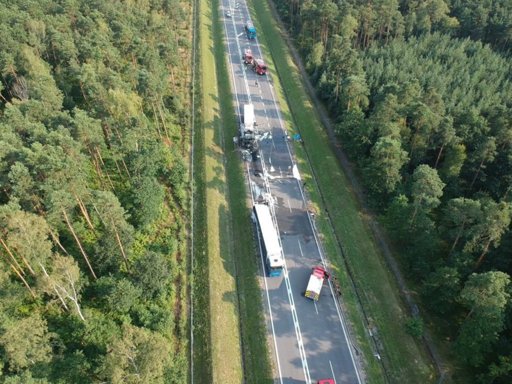 Makabra pod Żyrardowem. Zderzyły się dwie ciężarówki. Jedna z nich stanęła w ogniu! Kierowca zmarł w szpitalu