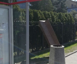 Warszawa: Atrapa trumny na przystanku