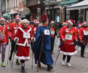 23. Festiwal Biegów Świętych Mikołajów w Toruniu. Zdjęcia ze starówki