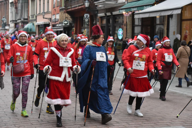 23. Festiwal Biegów Świętych Mikołajów w Toruniu. Zdjęcia ze starówki