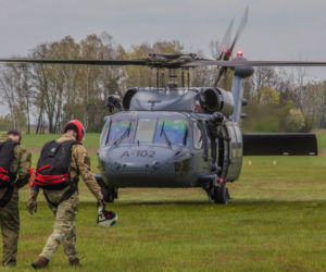 Policyjny black hawk nad Warszawą
