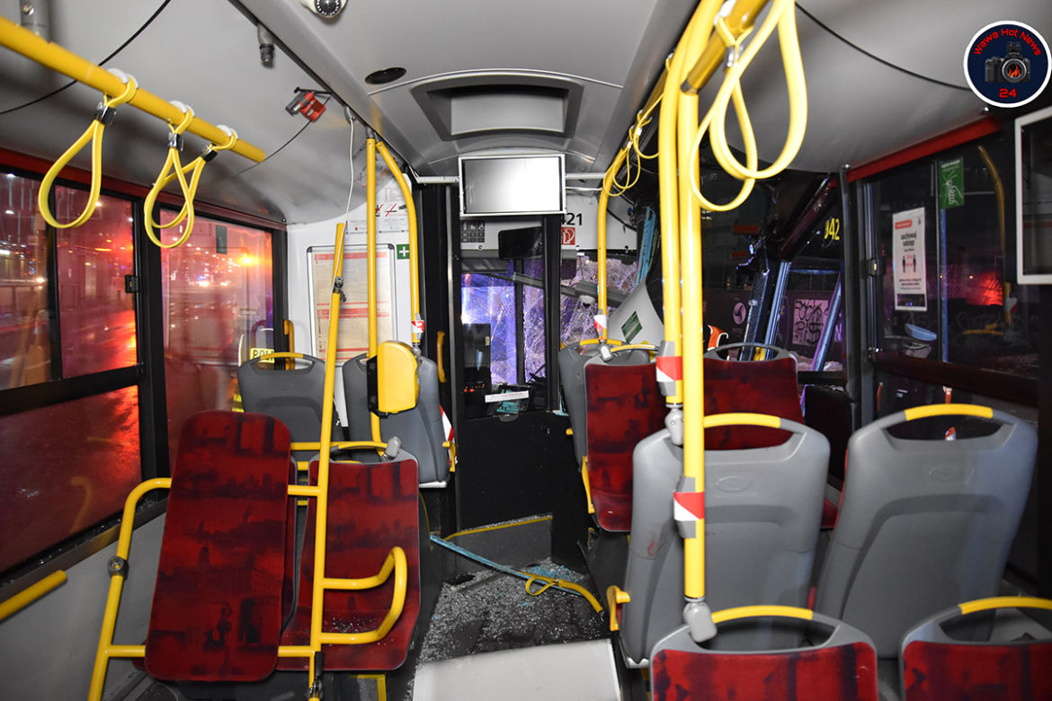 Autobus miejski uderzył w słup