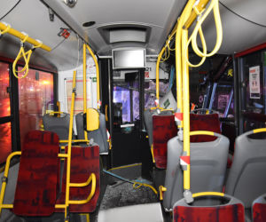 Autobus miejski uderzył w słup