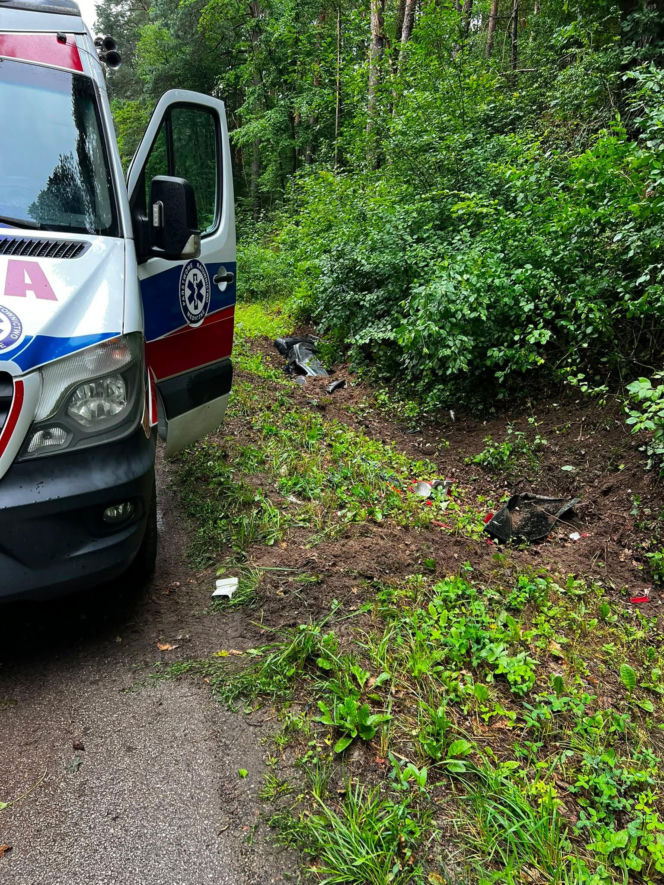 Groźny wypadek na leśnym odcinku drogi. Karetka rozbiła się między Stykowem a Kałkowem