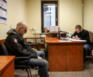 Noże, tasaki, miecze... Policja zatrzymała trzech mężczyzn za sianie nienawiści i znalazla niebezpieczne przedmioty