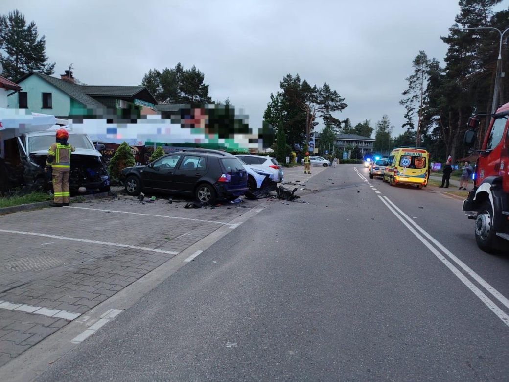 Pijany 19-latek uciekał przed policją. Rozbił auta, ogrodzenie i latarnię