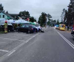 Pijany 19-latek uciekał przed policją. Rozbił auta, ogrodzenie i latarnię