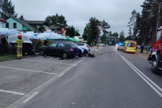Pijany 19-latek uciekał przed policją. Rozbił auta, ogrodzenie i latarnię