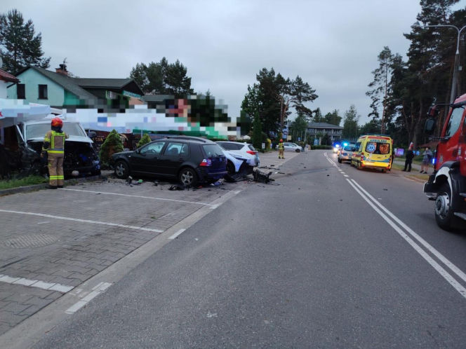 Pijany 19-latek uciekał przed policją. Rozbił auta, ogrodzenie i latarnię