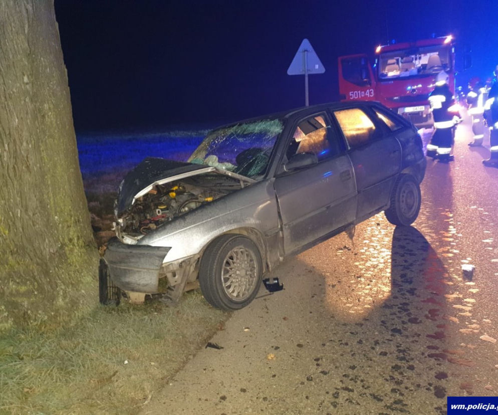 Pijany i bez prawa jazdy rozbił Opla o drzewo