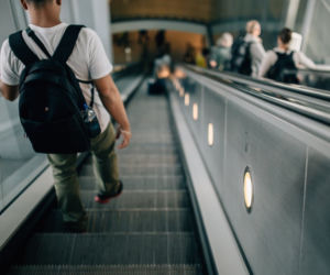 Tych rzeczy absolutnie nie róbcie w metrze! 10 najbardziej irytujących zachowań [GALERIA]