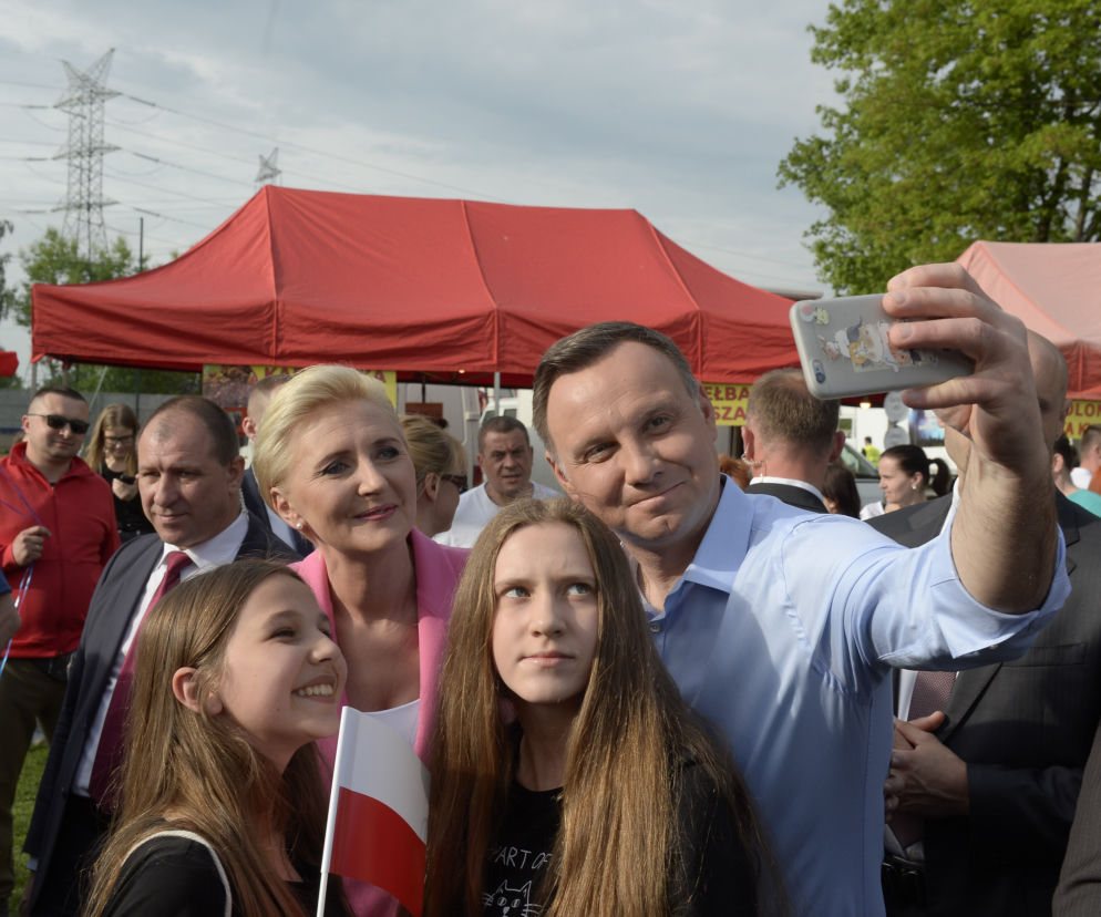 Prezydent Duda rozdawał flagi w Halinowie