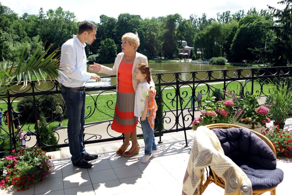 M jak miłość po wakacjach. Barbara (Teresa Lipowska), Ania (Weronika Wachowska), Tomek (Andrzej Młynarczyk)