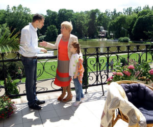 M jak miłość po wakacjach. Barbara (Teresa Lipowska), Ania (Weronika Wachowska), Tomek (Andrzej Młynarczyk)