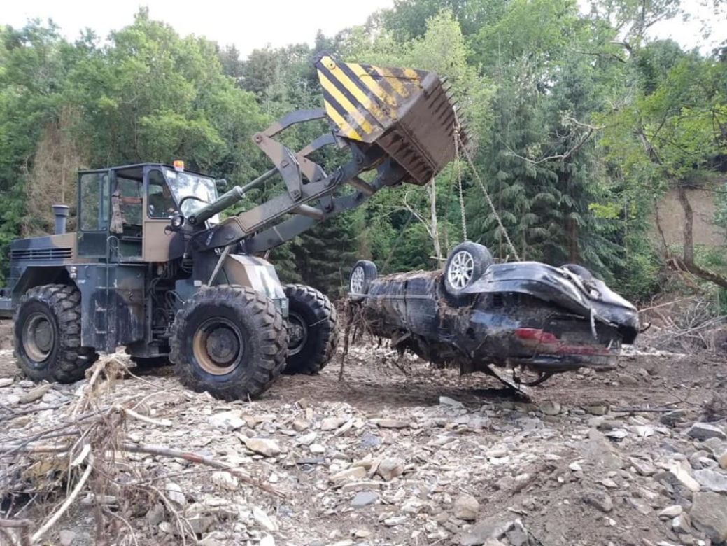 Niezwykłe znalezisko saperów. Sprzątali po powodzi w gm. Bircza i znaleźli samochód [ZDJĘCIA]